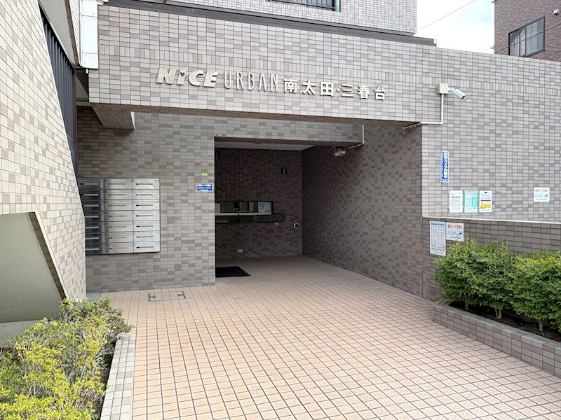お子様や女性にも安心のオートロック付き。