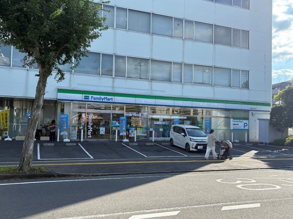 ファミリーマート横浜中山町店徒歩5分(約350m)