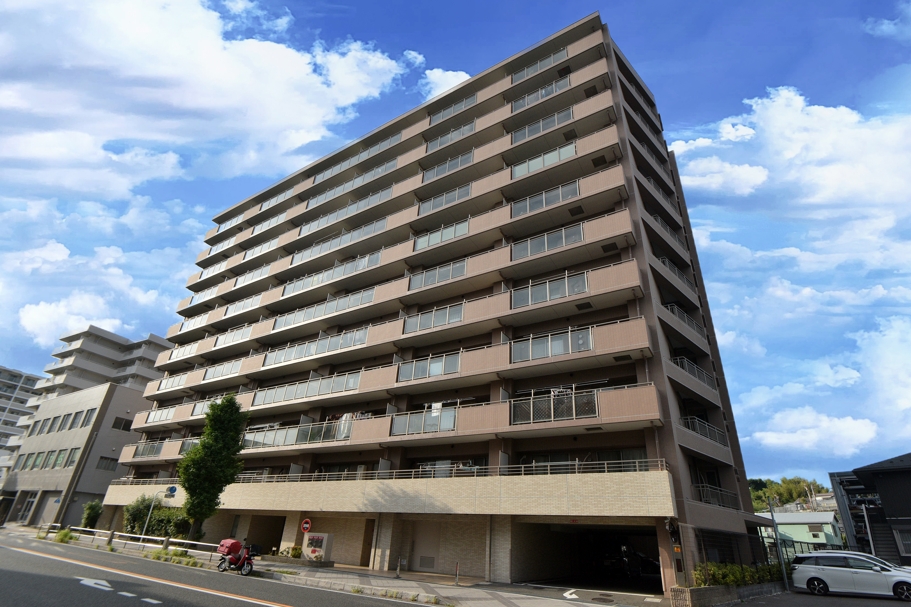 【クリオ衣笠フィルソーレ】鉄筋コンクリート造11階建ての最上階に位置する3LDK住戸。総戸数169戸の大規模マンションです。大切なペットと一緒に暮らせます(細則有)。