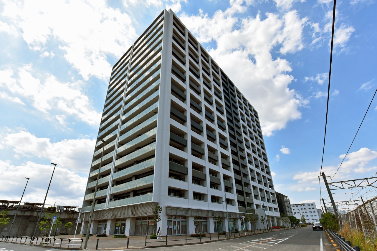 「新川崎」駅徒歩4分の立地に佇む18階建てマンション。