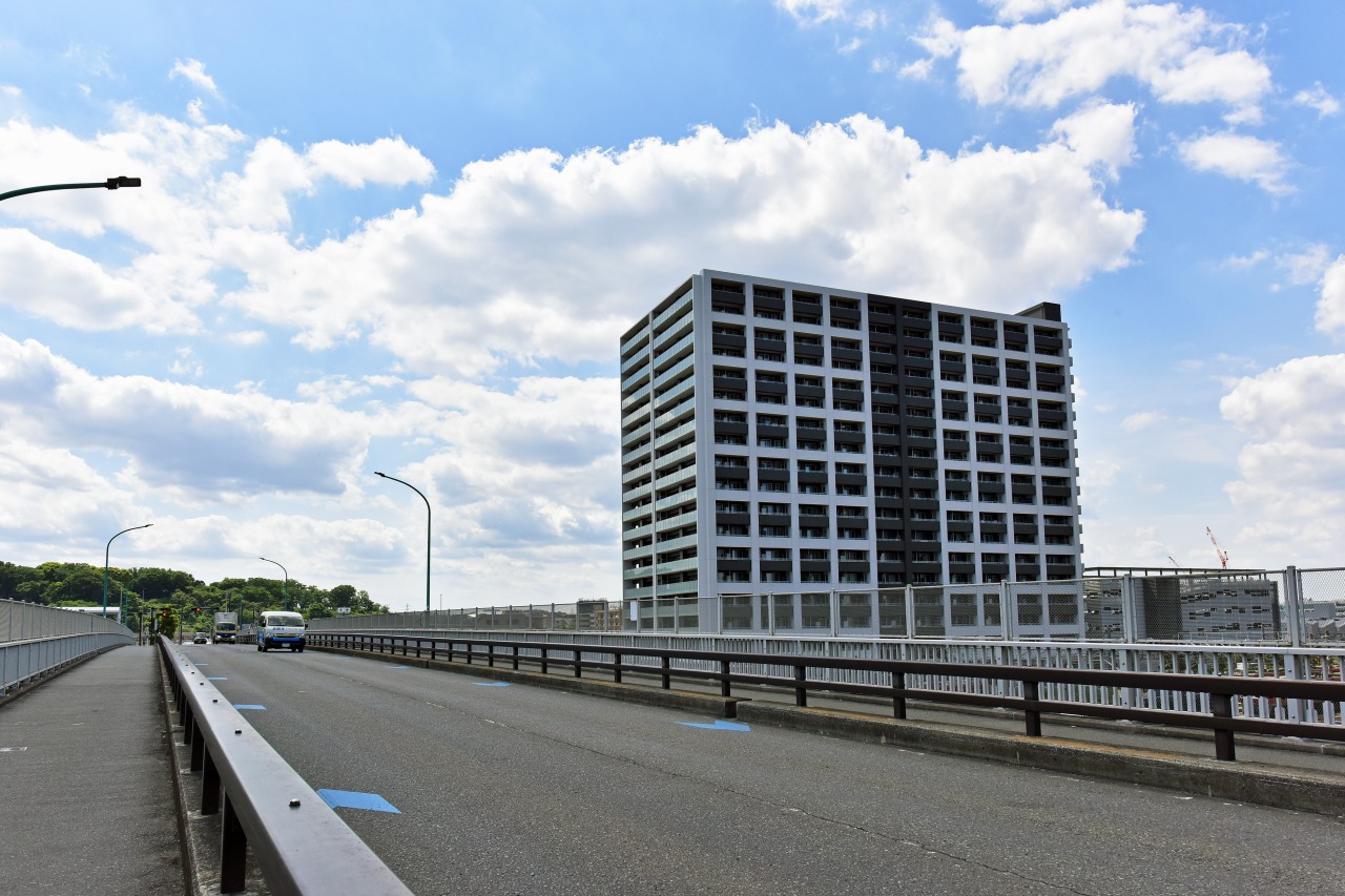 日当たりと風通りが確保された18階建てマンション。