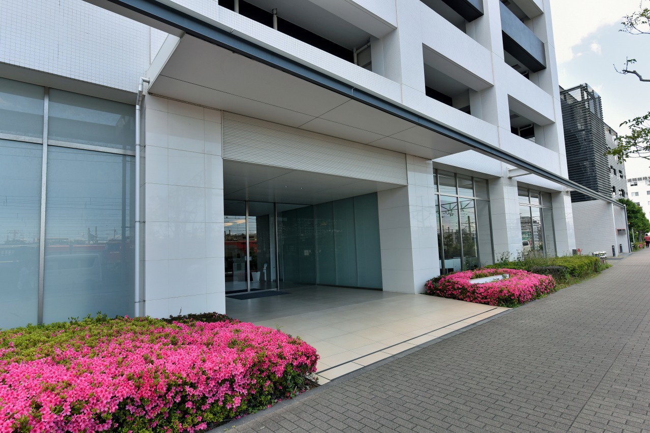 日当たりと風通りが確保された18階建てマンション。