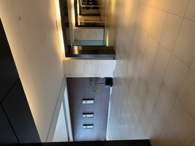 洗練されたデザインのホール内部。細部までこだわりを感じる上質な空間です。