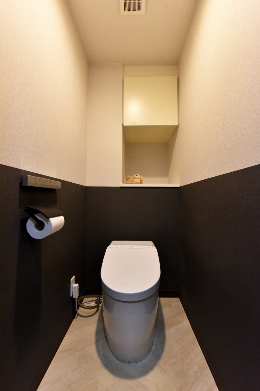 掃除がしやすく、すっきりとしたタンクレストイレ。便利な上部収納も完備。