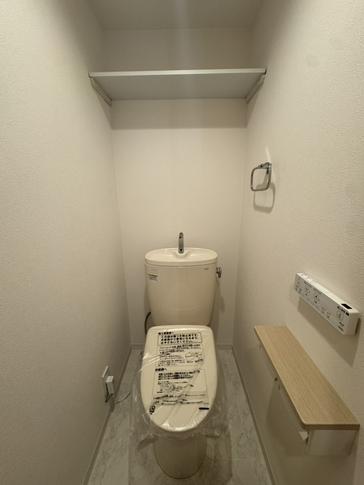 【トイレ】温水洗浄便座付きトイレが採用されています。清潔に使用することができ衛生的です。上部には、トイレットペーパーや掃除用品を置くのに便利な棚付きです。