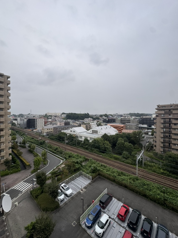 【住戸からの眺望写真】お部屋は8階部分に位置しています。バルコニー前面には視界を遮る高い建物はありません。※眺望は将来にわたって保証するものではありません。
