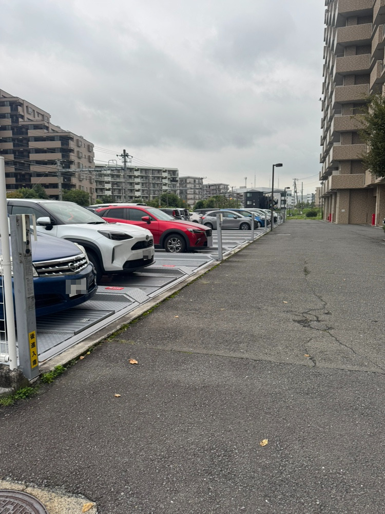 【駐車場】敷地内にあるので、通勤やお出かけの際も移動が楽にできます。空き状況や利用料金は変動があります。お気軽にお問い合わせください。