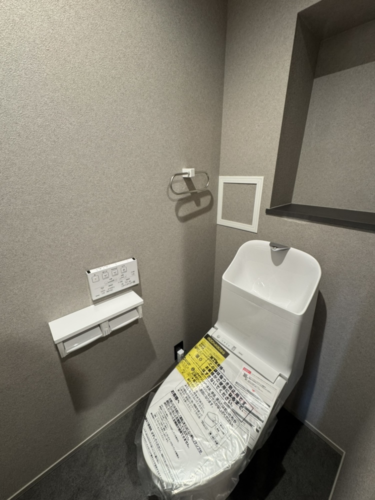 【トイレ】季節を問わず快適に使用できる、温水洗浄便座付きのトイレ。リモコンは壁付けタイプなので、操作がスムーズに行えます。