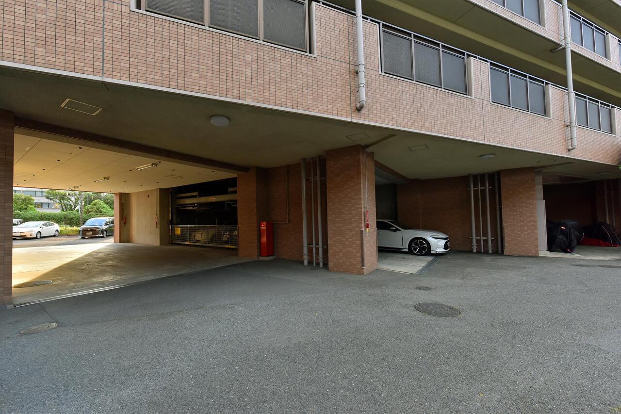 【駐車場】マンション敷地内に設けられた、駐車場の様子です。空き状況や利用料などの詳細に関しては、お問い合わせくださいませ。