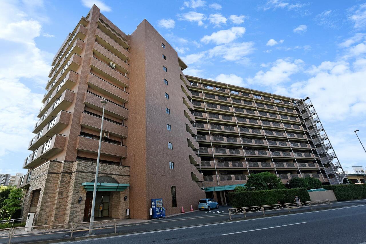 【現地外観写真】JR京浜東北・根岸線「磯子」駅まで徒歩7分。横浜駅方面や東京駅方面まで乗り換えなしでアクセスでき、通勤・通学に便利な立地です。