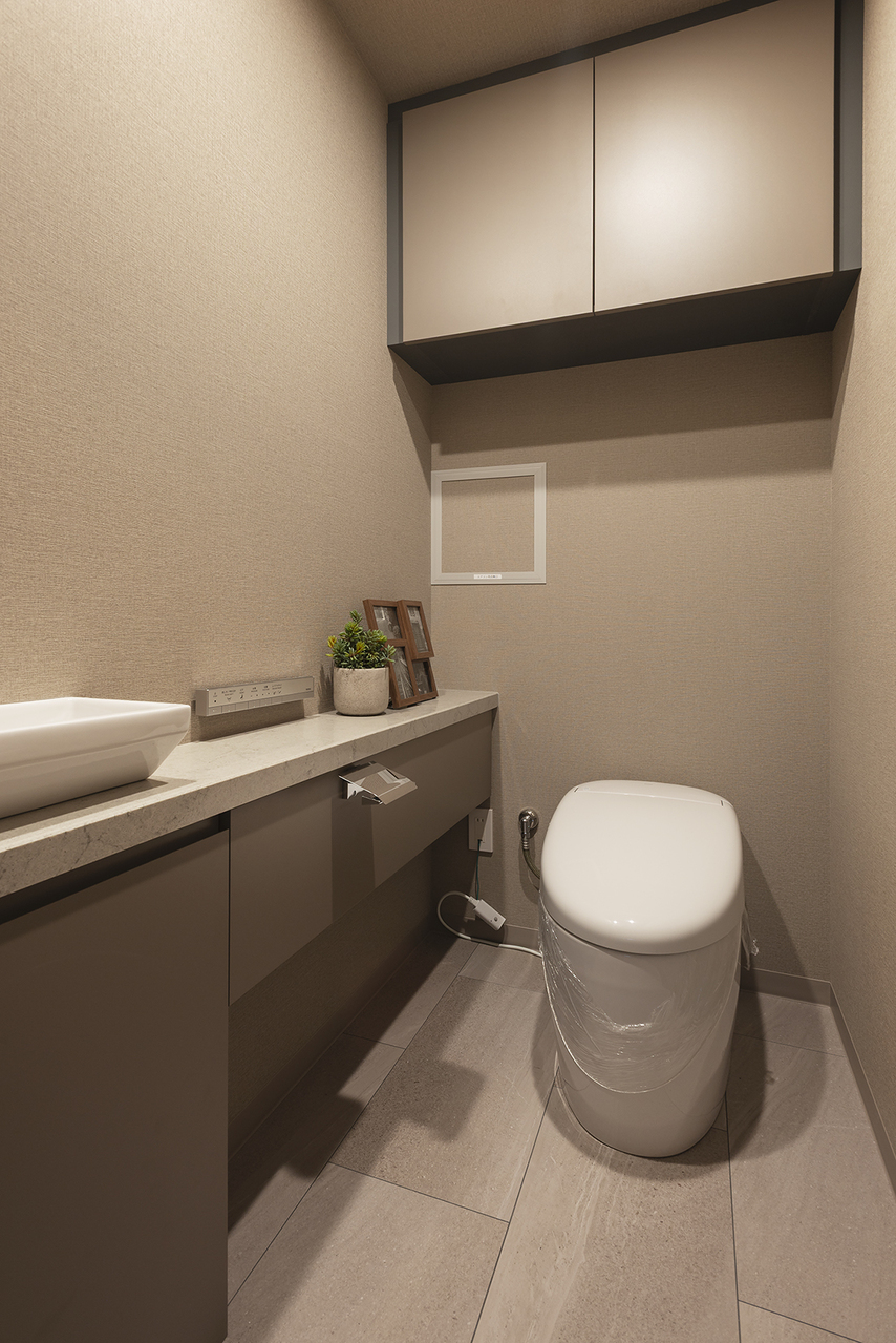 【トイレ】すっきりとしたデザインが魅力的な、温水洗浄機能付きのトイレです。独立した手洗い器があり、使用後すぐに手洗いができ衛生的。豊富な収納が備わり、生活感のでやすいアイテムも隠して収納可能です。