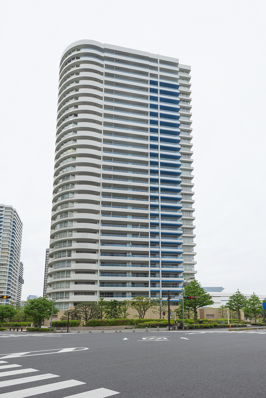 【現地外観】2003年9月築、総戸数287戸の大規模マンションです。「みなとみらい」駅周辺は商業施設が充実しており、豊かな自然と日々の利便性を兼ね備えたロケーションも魅力です！