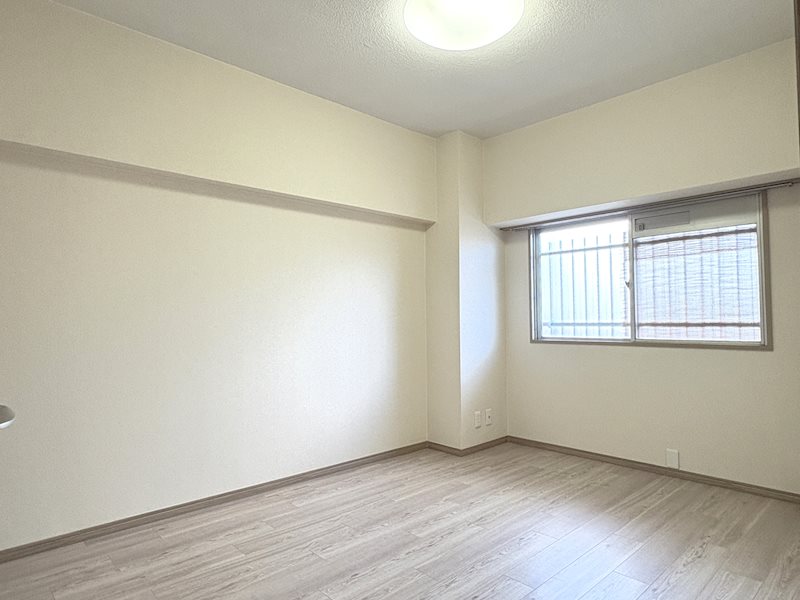 大きな窓から自然光が差し込む、明るく快適な洋室です。