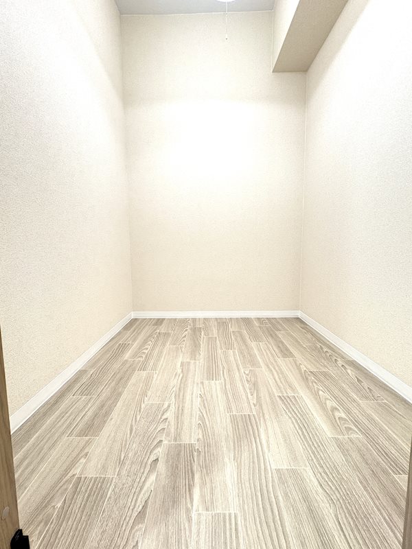 季節物の収納や、趣味の部屋としても活用できる納戸スペースです。