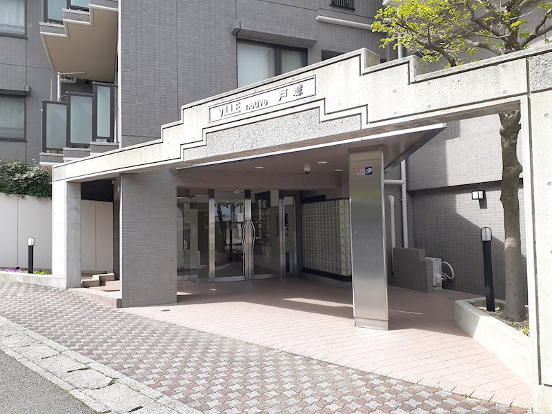 清潔感のあるエントランスです。防犯カメラも設置されており、毎日の暮らしに安心を添えてくれる佇ま・・・