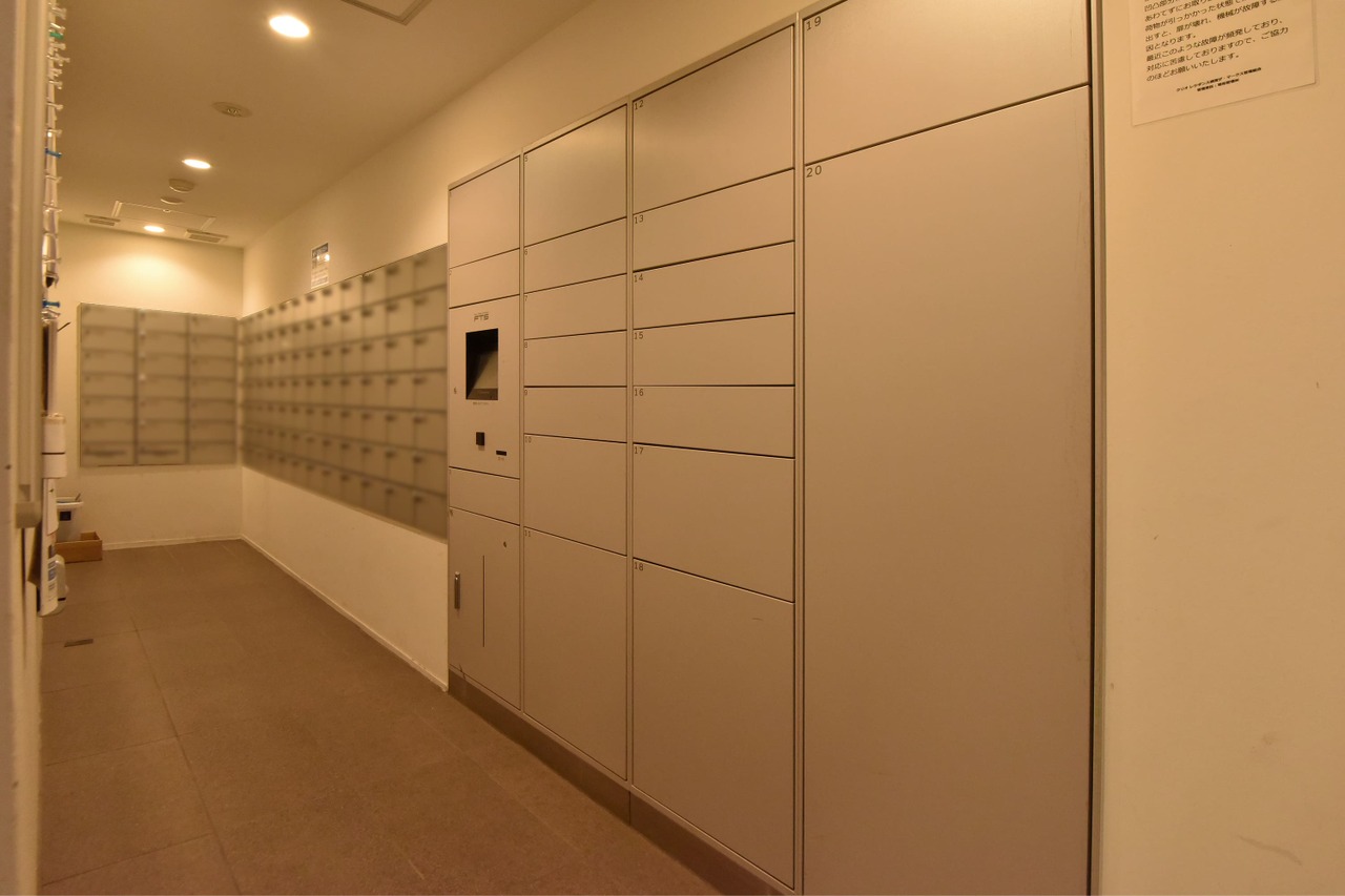 【共用部】宅配ボックスを利用でき、不在時にも荷物の受け取りが可能です。帰宅時に、郵便物と併せてスムーズに荷物を回収できます。