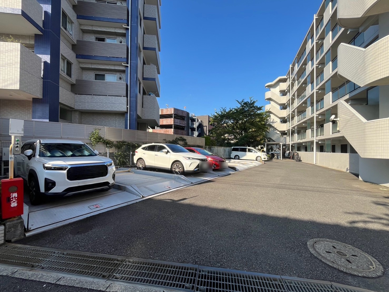 【駐車場】敷地内に設けられた機械式駐車場の様子です。現在の空き状況など、詳細についてはお気軽にお問い合わせください。