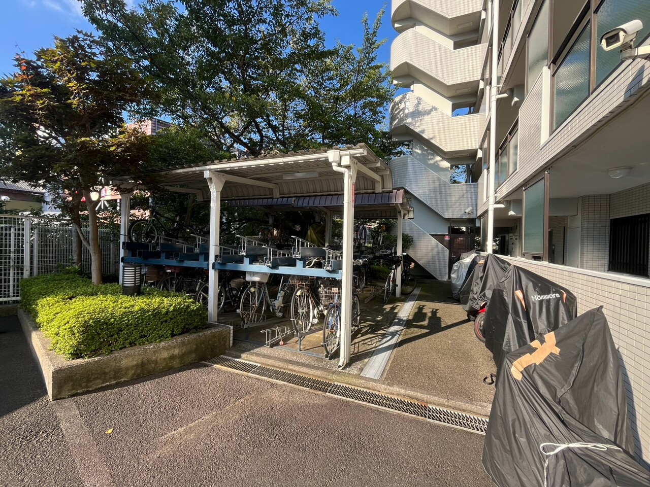 【駐輪場】サイクルポートが設置されています。屋根付きのため、雨の日の乗せ下ろしもスムーズに行えます。使用料についてなど、詳細についてはお問い合わせください。