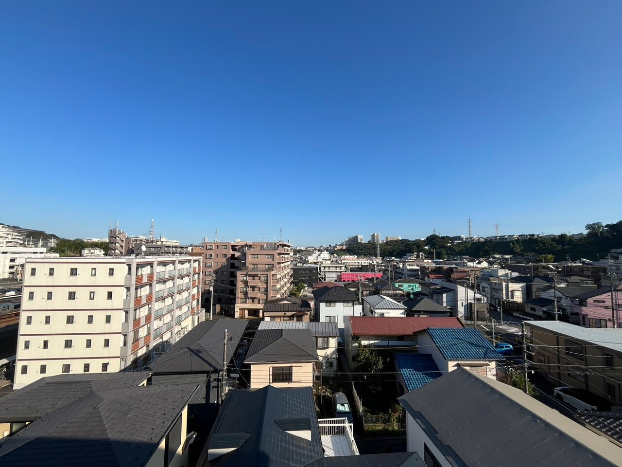 【バルコニーからの眺望】最上階部分につき、眺望良好です。天気の良い日には心地よい青空を楽しめます。※眺望は将来にわたって保証するものではありません。