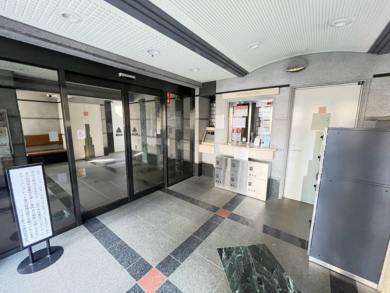 【エントランス】宅配ボックスが設置されており、不在時の荷物の受け取りが可能。気軽にインターネットショッピングを楽しめそうです。