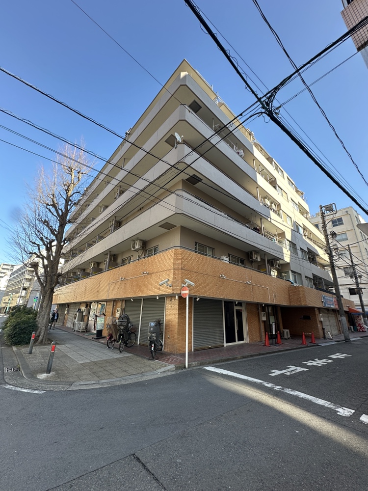「黄金町駅」「阪東橋駅」まで徒歩4分。8階建てマンション。