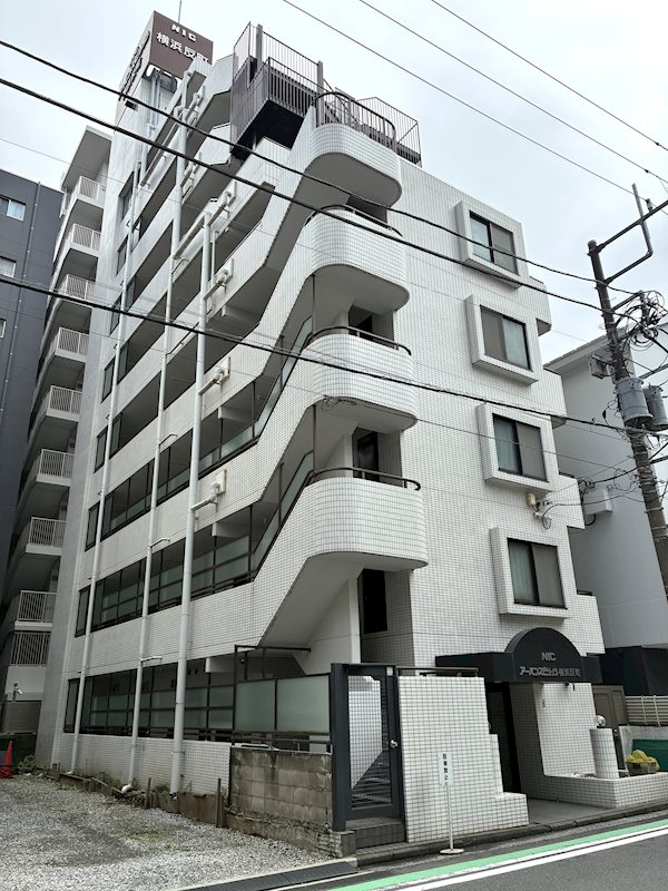 東急東横線「反町」駅徒歩3分、「横浜」駅も徒歩圏内の好立地。オートロックやエレベーターを完備し・・・