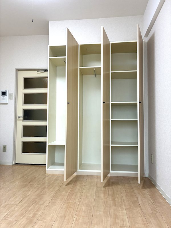 衣類をたっぷり収納できる収納スペース。お部屋の小物をすっきり整理整頓でき、空間を広く使えます。