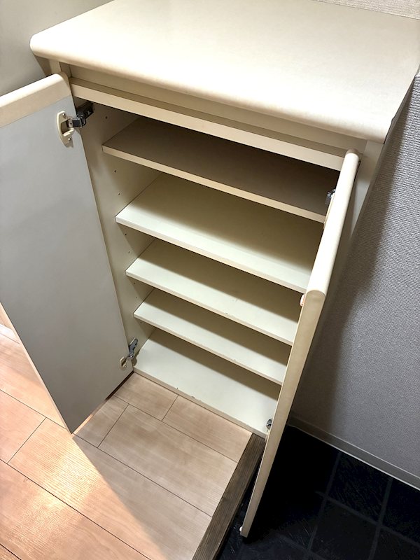 玄関には使い勝手の良いシューズラックを設置。靴をすっきりと収納でき、清潔感のある玄関を保てます・・・