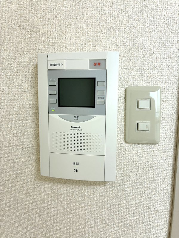 来訪者の顔を室内から確認できるモニター付きインターホンを設置。一人暮らしでも安心感のある防犯設・・・