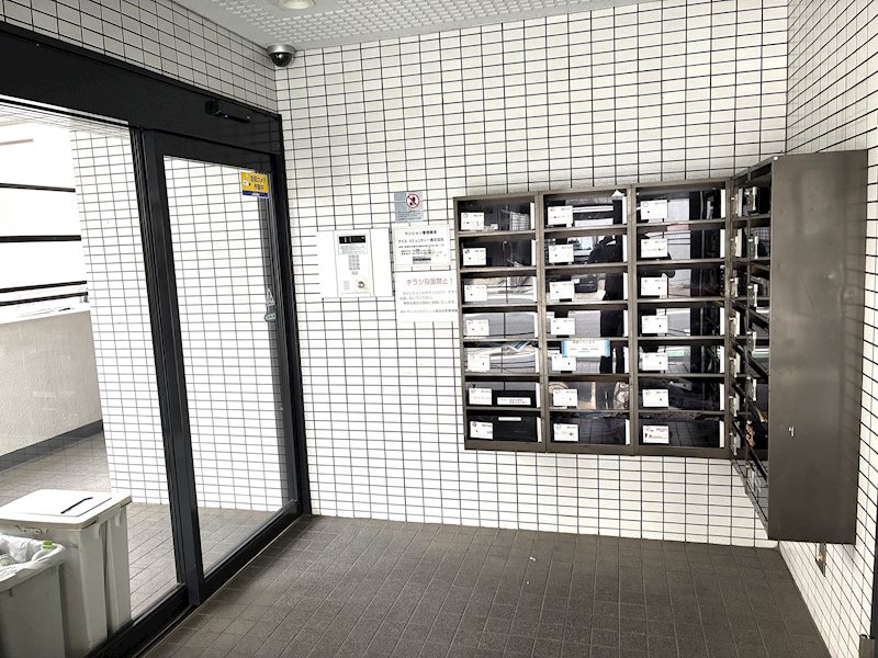 きれいに清掃された共用エントランス部分。防犯面や管理体制にも優れ、住まいとしての安心感を高めま・・・