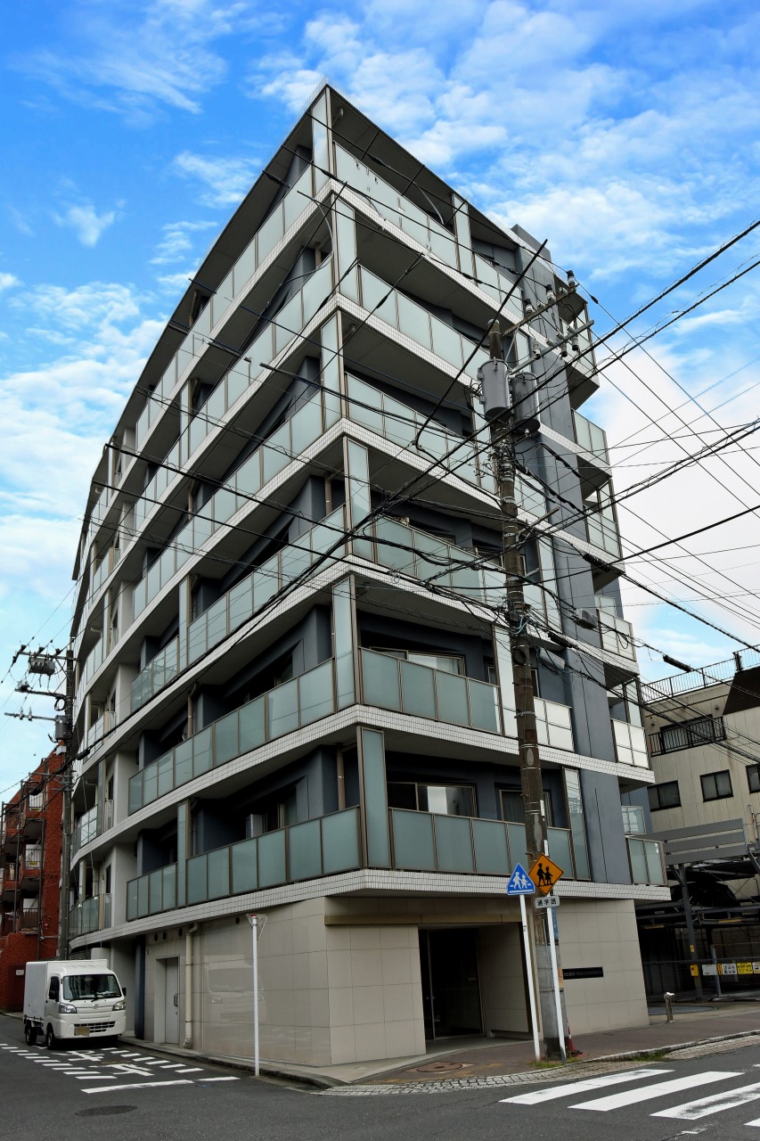 スタイリッシュな外観。洗練されたデザインと重厚感が街並みに映える7階建マンション。
