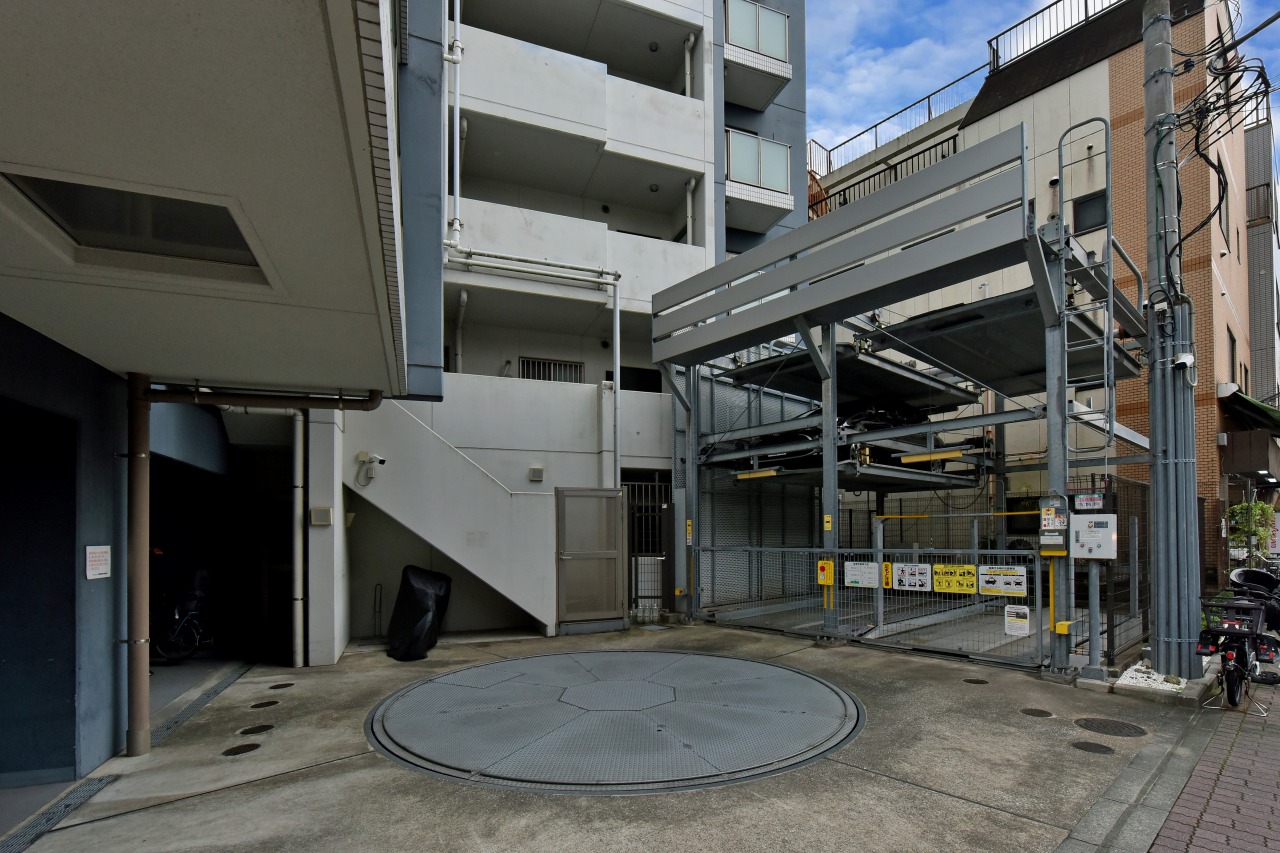 敷地内には機械式駐車場を完備。ターンテーブル付きで車の入出庫もスムーズに行えます（空き状況要確認）。