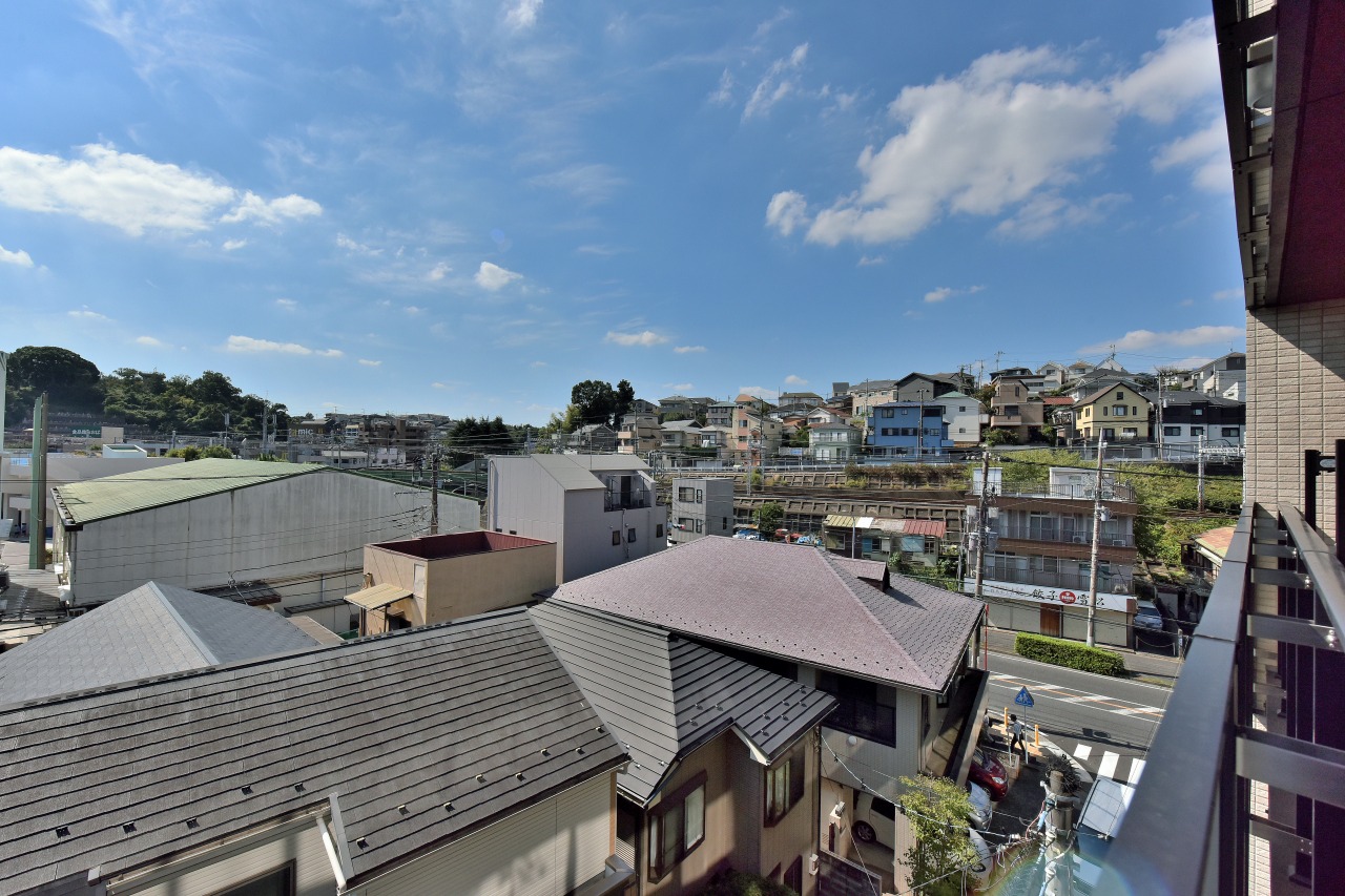 5階部分につき青空が広がる心地よい眺望。陽光と爽やかな風がしっかりと舞い込みます。