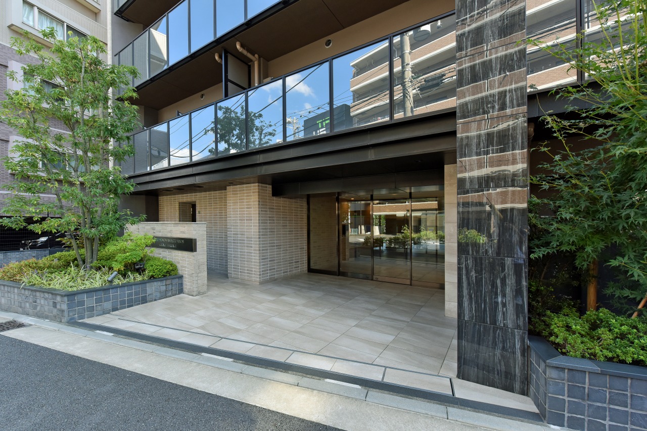 豊かな植栽と重厚感あふれるタイル貼りが美しいマンションアプローチ。館内への動線もスムーズです。