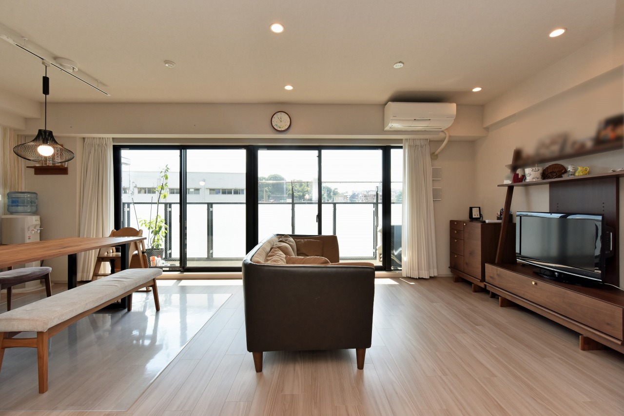 明るく解放感あふれるリビングダイニング。足元から部屋全体を温める床暖房を完備しています。