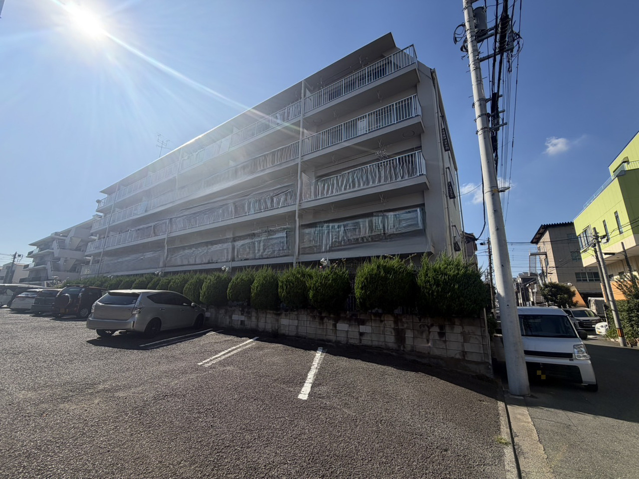 【現地外観写真】2026年11月内装リフォーム完了予定です。きれいなお部屋で新生活をスタートできます。お引き渡し時期など、詳しくはお問い合わせください。お待ちしております。