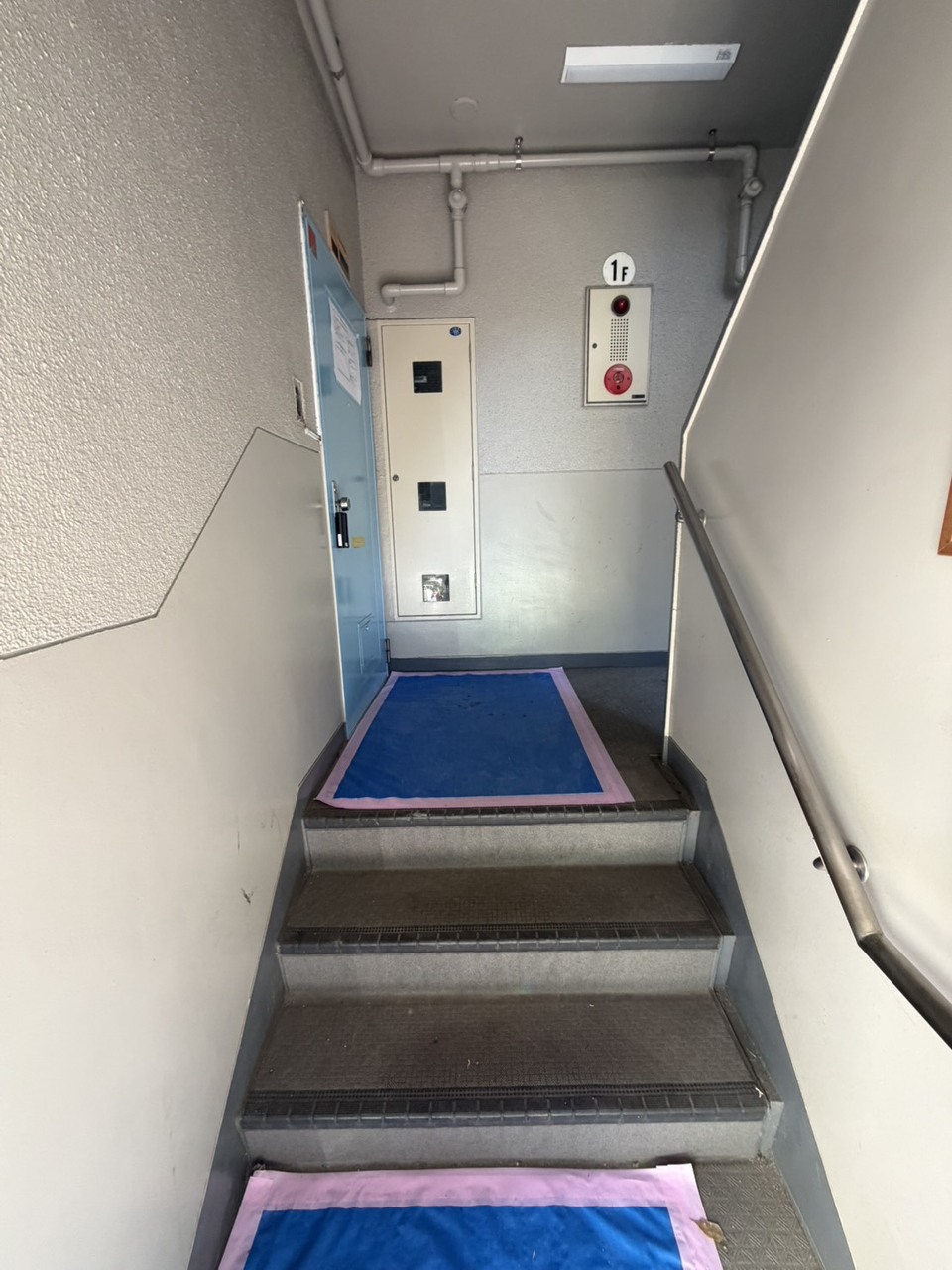 【玄関】お部屋は1階に位置していますので、小さなお子様や、ご年配の方にも移動の負担が少ないです。また、階下への生活音を気にせずに過ごせます。