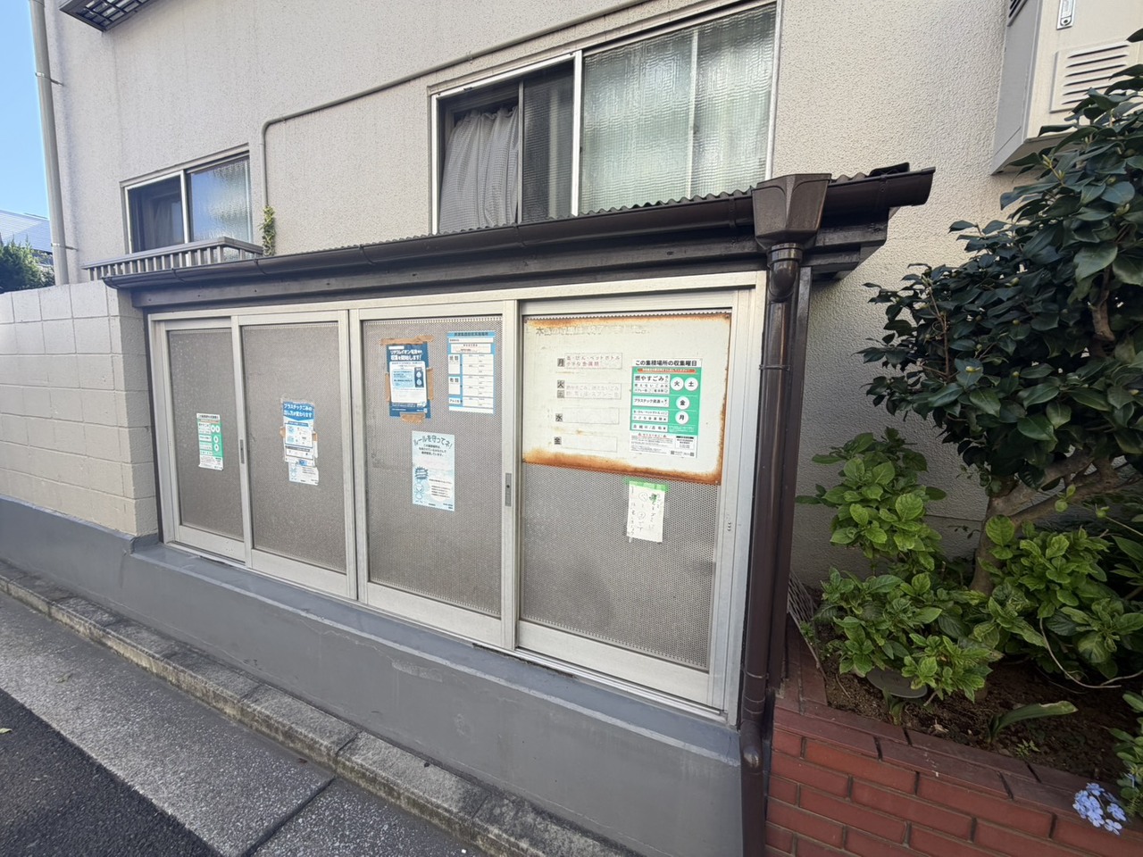 【ゴミ置場】敷地内にゴミ置場が設置されています。扉付きなので、鳥などの動物に荒らされにくく衛生的です。