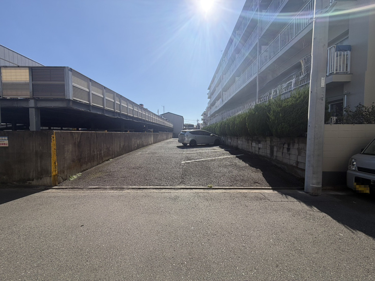 【駐車場】平面駐車場でスムーズに駐車できそうです。駐車場の空き状況や使用料は変動があります。お気軽にお問い合わせください。