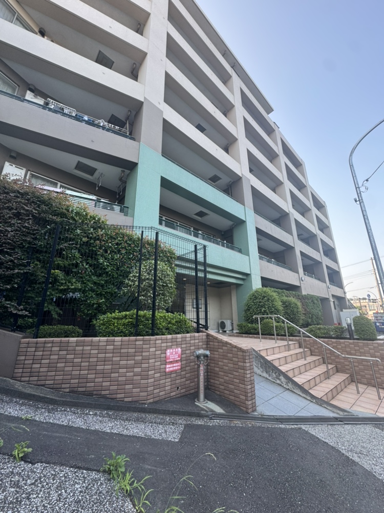 横浜市営地下鉄ブルーライン「下永谷」駅徒歩11分。7階建てマンション。