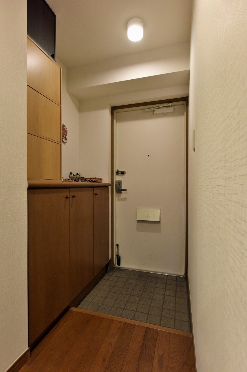 玄関からお部屋へとまっすぐ伸びるすっきりとした廊下。木の温もりを感じられる落ち着いた質感です。