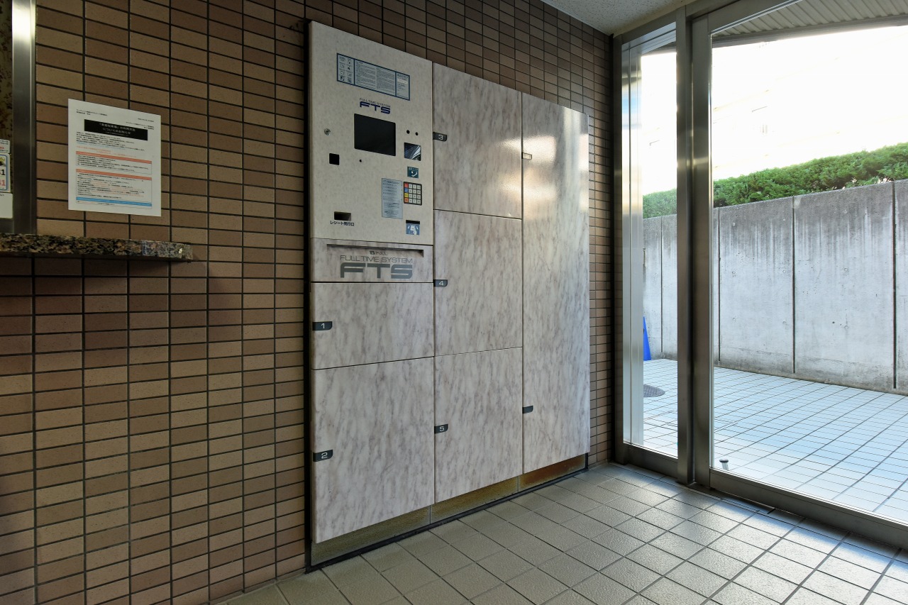 留守中でも24時間荷物の受け取りができる便利な宅配ボックス完備。再配達の手間を省けて重宝します。