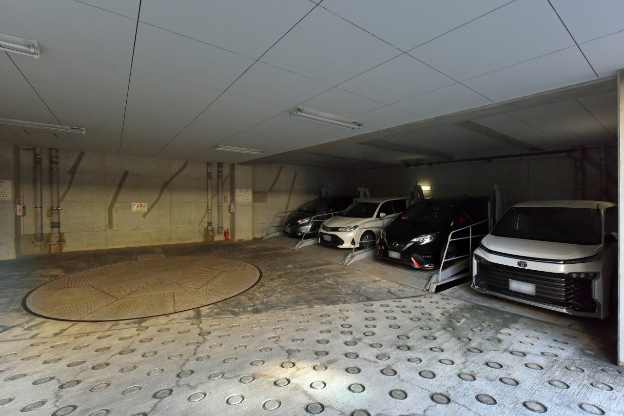 敷地内に設置された屋内・ターンテーブル付き駐車場スペース。雨に濡れずにお車の出し入れが可能です。