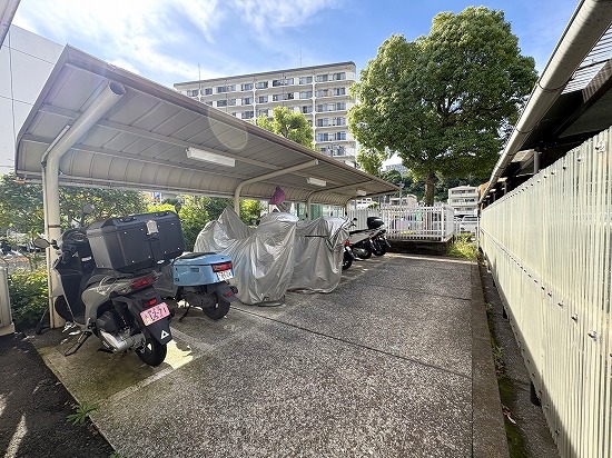 ●敷地内のバイク置場