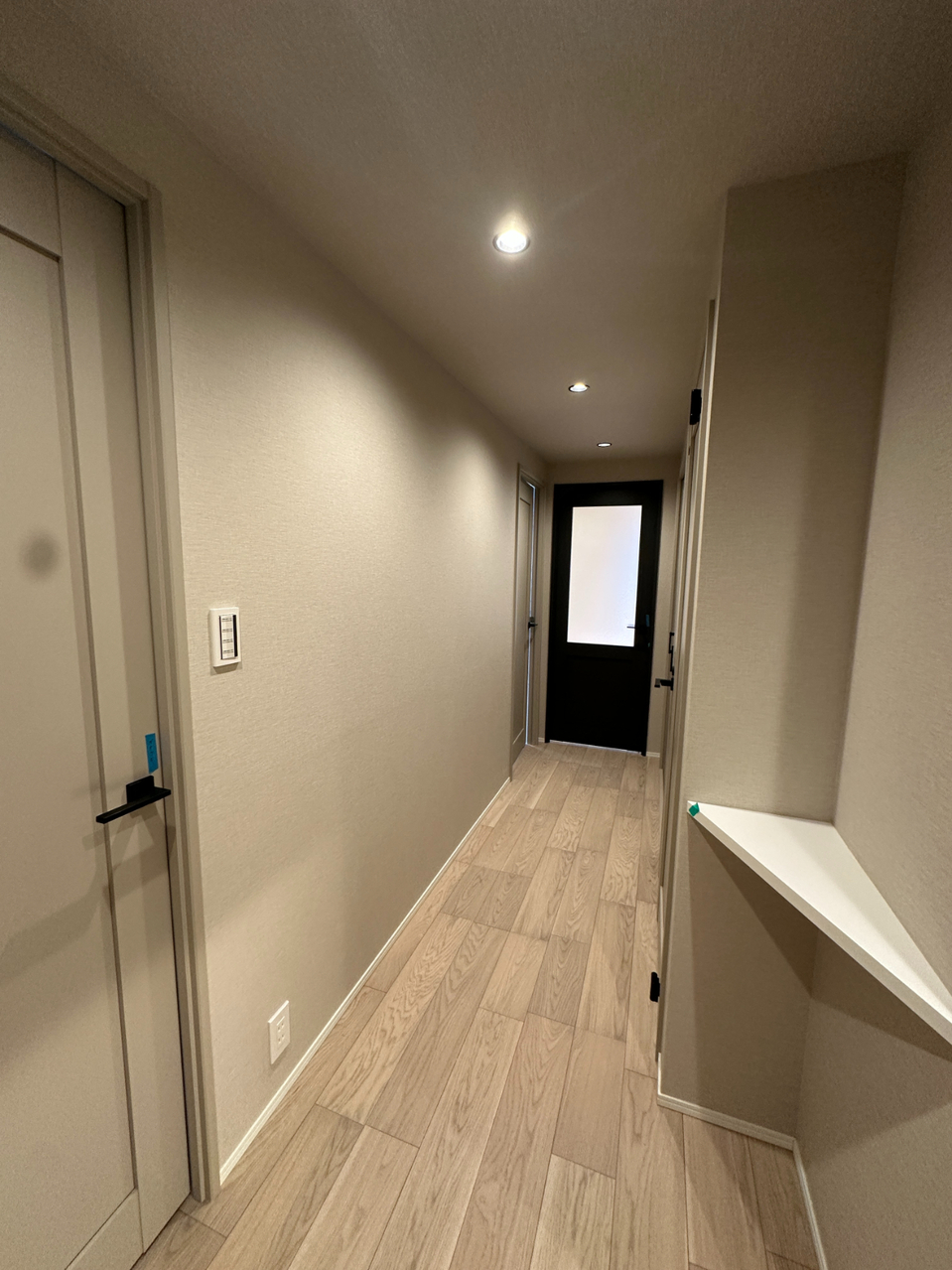 【廊下】玄関からLDKへ繋がる廊下です。一角にカウンターが設置されており、お気に入りの小物やご家族の写真などを飾ることができます。