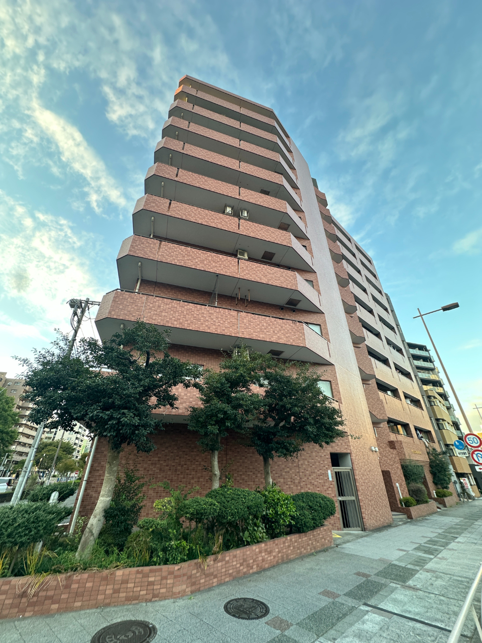 【ダイアパレス横浜阪東橋】地上10階建てマンションの7階部分、陽当りの期待できる南西向き角住戸。全居室がバルコニーに面する、開放感のある住まいです。