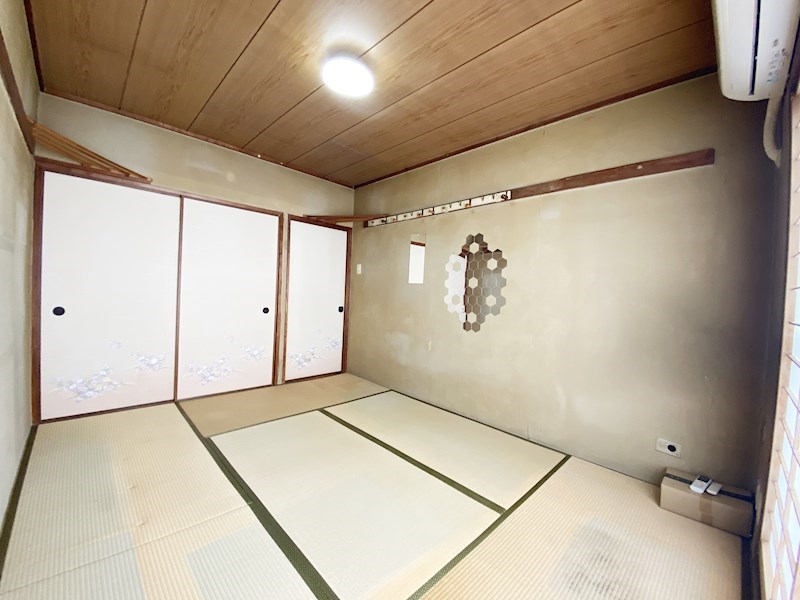 【和室　約6帖】バルコニーに面した明るい和室。押入れがあり、布団など大きなものの収納に活躍しま・・・