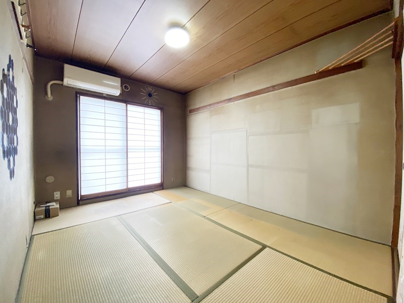 【和室　約6帖】バルコニーに面した明るい和室。押入れがあり、布団など大きなものの収納に活躍しま・・・