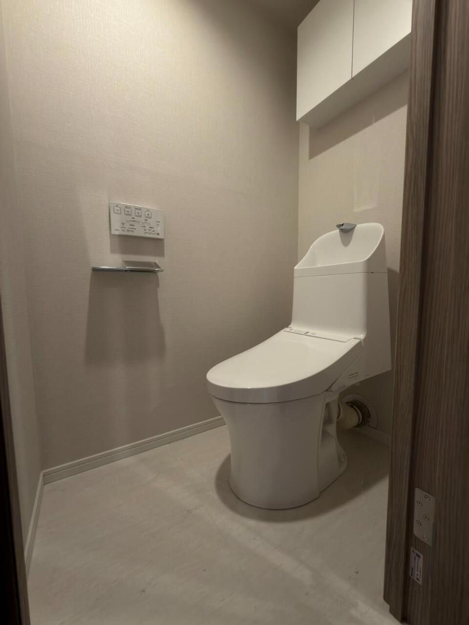 【トイレ】季節を問わず快適に使用できる、温水洗浄便座付きのトイレ。リモコンは壁付けタイプなので、スムーズに操作できます。