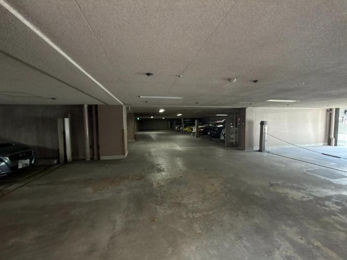 【駐車場】屋内型の駐車場の様子。大切なお車を雨風や紫外線から守り、劣化を防いでくれます。雨の日にも慌てて乗り降りせずに済みます。